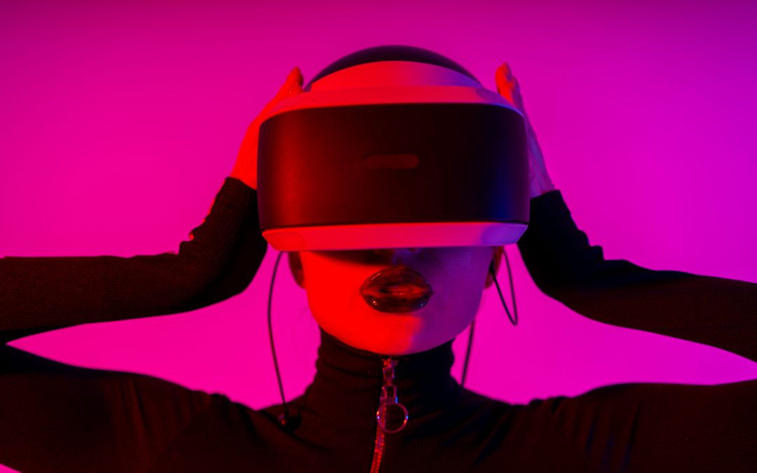 femme avec un casque de réalité virtuelle